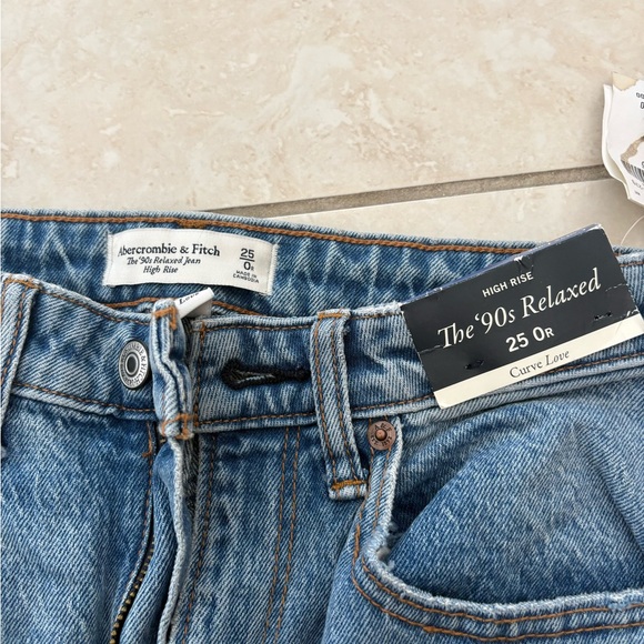 Abercrombie & Fitch Light Blue '90s Relaxed High-Rise Jeans - Picture 2 of 4